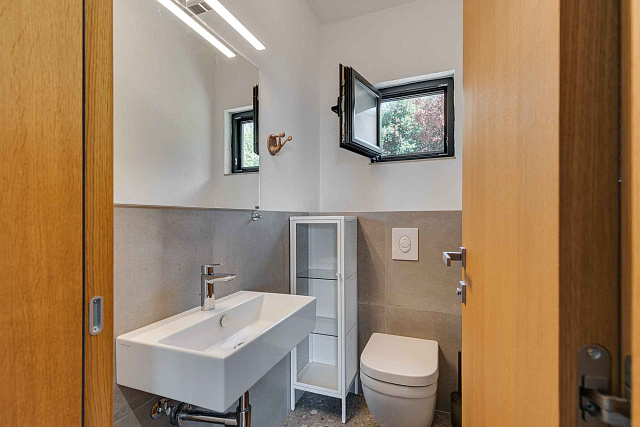 Moderne Drei-Zimmer-Wohnung im Zentrum von Tivat mit Meerblick — photo 25