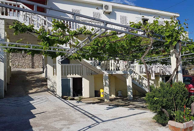 Zweistöckiges Haus mit Panoramablick auf das Meer