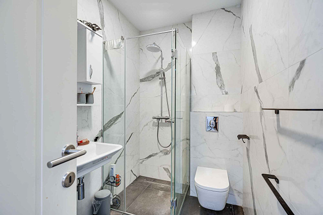 Moderne, komplett möblierte Wohnung zum Verkauf in Bečići — photo 11