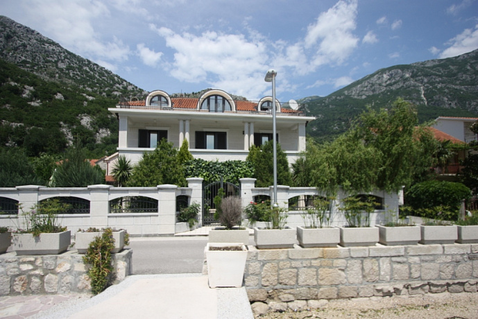 Villa mit Meerblick in Risan