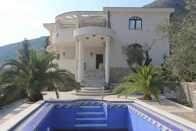 Helligkeit mit Pool in der Villa Petrovac — photo 5