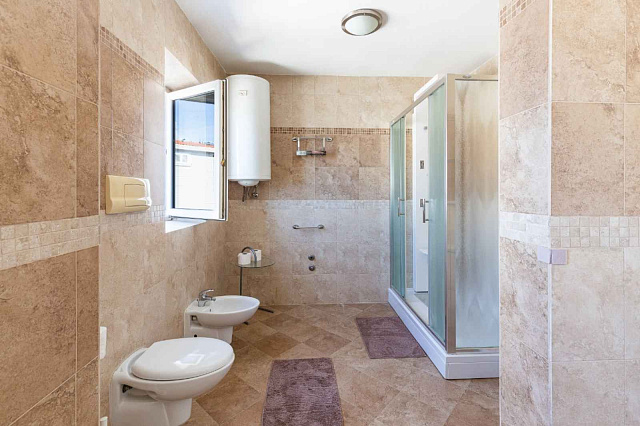 Geräumige Duplex-Wohnung mit Meerblick in Sveti Stefan — photo 27
