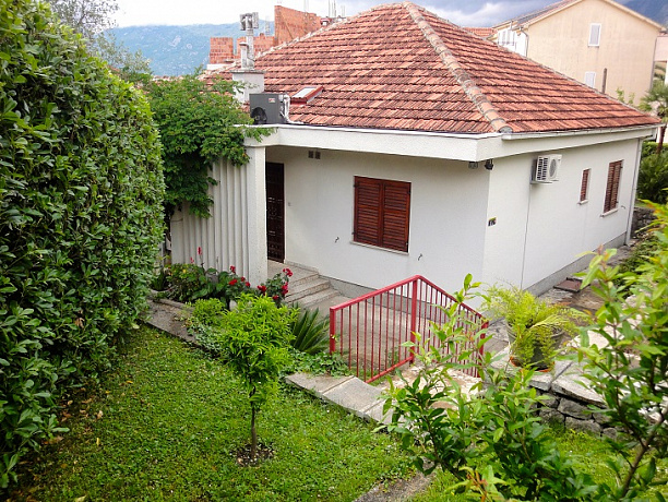 Haus in der zweiten Reihe in Kotor