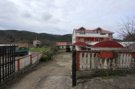 Haus mit Gewerbefläche in der Gegend von Radanovici
