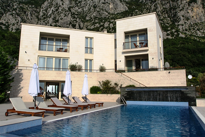 Villa mit Pool in Budva