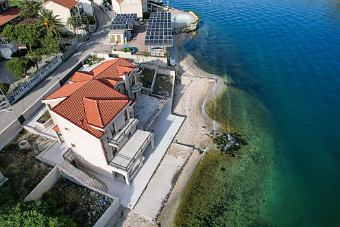 Eine luxuriöse dreistöckige Villa in erster Meereslinie in Kotor