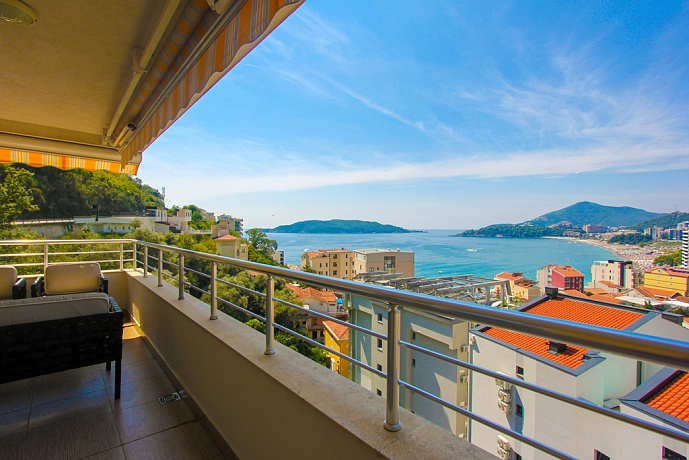 Apartment mit Panoramablick auf das Meer und Garagenplatz in Rafailovici