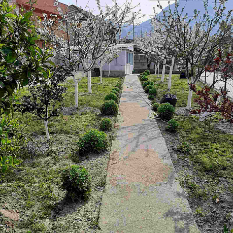 Geräumiges zweistöckiges Haus mit schönem Garten