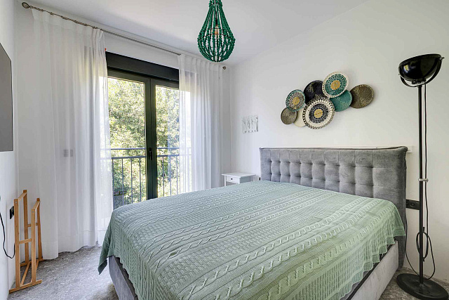 Moderne Drei-Zimmer-Wohnung im Zentrum von Tivat mit Meerblick — photo 30