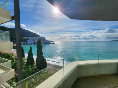 Zu verkaufen ist eine helle Wohnung in Rafailovici mit Panoramablick auf das Meer