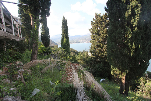 Grundstück in Njivice