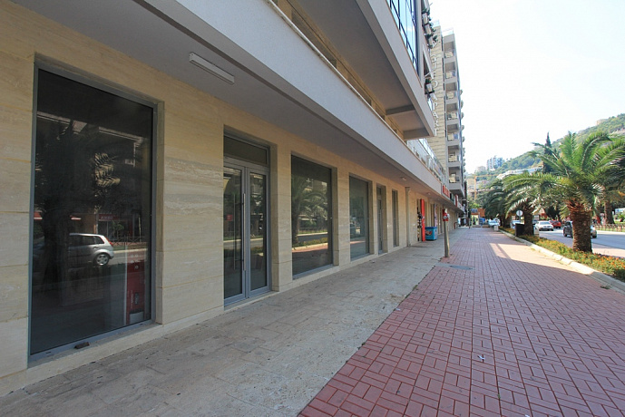 Zwei kommerzielle Einrichtungen in Budva