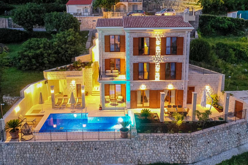 Wunderschöne Villa mit Panoramablick auf das Meer.