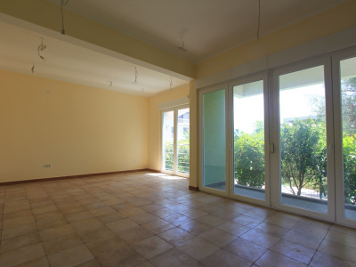 Wohnung in Herceg Novi unmöbliert 100m vom Meer entfernt