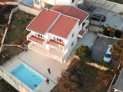 Zweistöckiges Haus mit Panoramablick auf das Meer