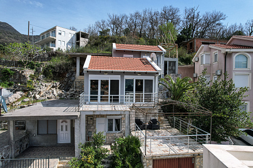 Villa mit Panoramablick auf das Meer in Tivat