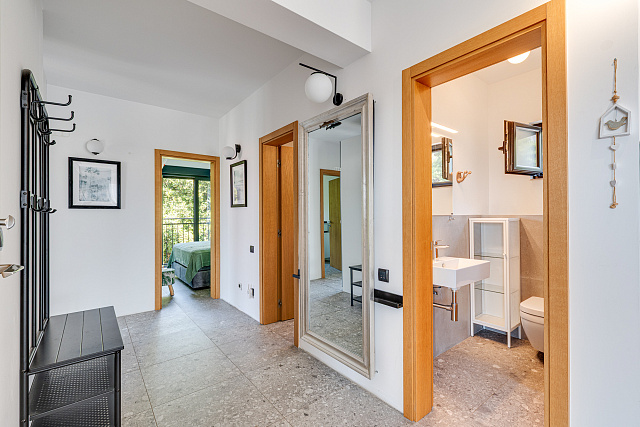 Moderne Drei-Zimmer-Wohnung im Zentrum von Tivat mit Meerblick — photo 17