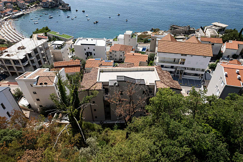 Schönes Grundstück in attraktiver Lage zwischen Budva und Sveti Stefan, mit Projektdokumentation., Budva