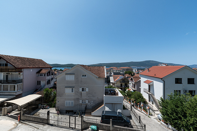 Moderne Drei-Zimmer-Wohnung im Zentrum von Tivat mit Meerblick — photo 22