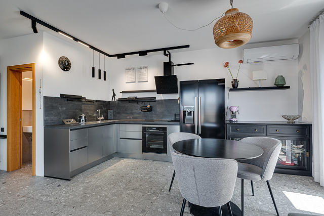 Moderne Drei-Zimmer-Wohnung im Zentrum von Tivat mit Meerblick — photo 12