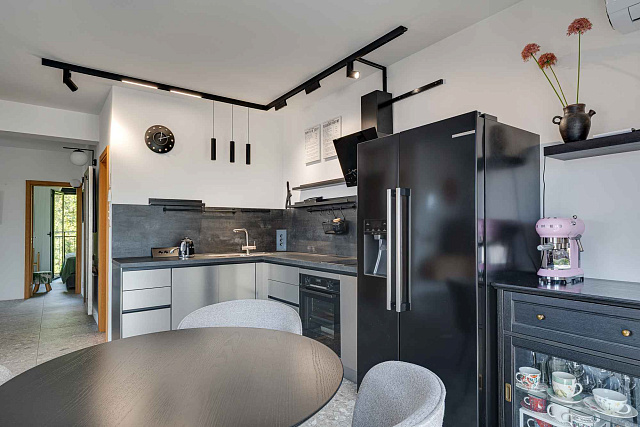 Moderne Drei-Zimmer-Wohnung im Zentrum von Tivat mit Meerblick — photo 14