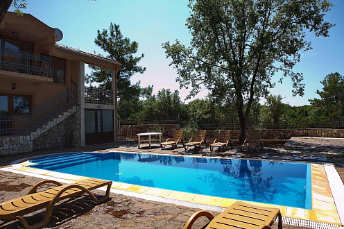 Zwei Villen in Krimovice mit Schwimmbädern und einem großen Grundstück