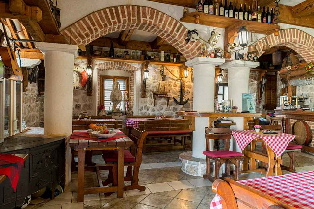 Zwei Häuser mit einem Restaurant in der ersten Reihe — photo 28