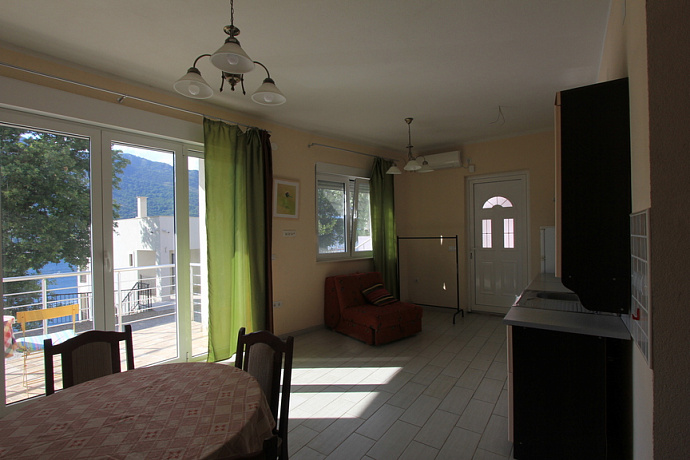 Wohnung zum Verkauf in Lepetane mit Meerblick