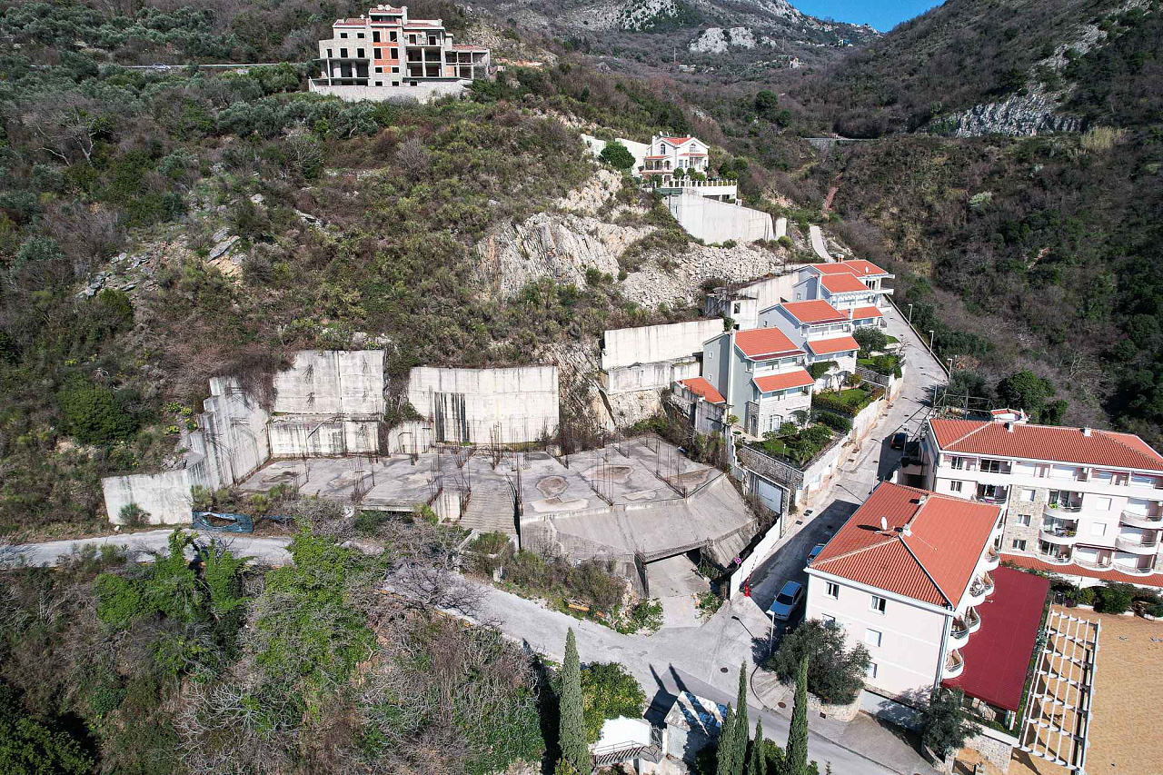 Grundstück 1580 m2 mit Projekt für ein Aparthotel in Rezevici