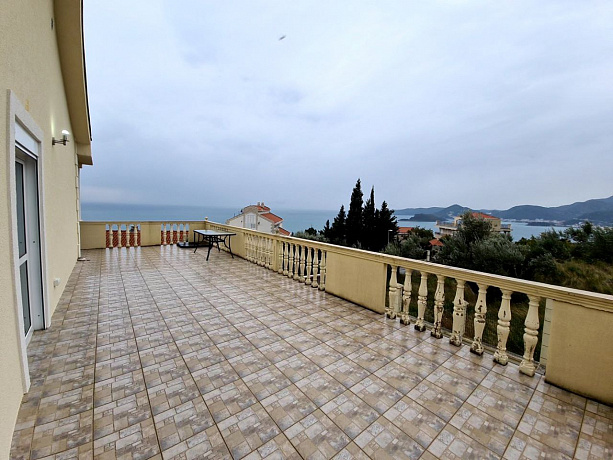 Haus mit Panoramablick auf das Meer in Blizikuce