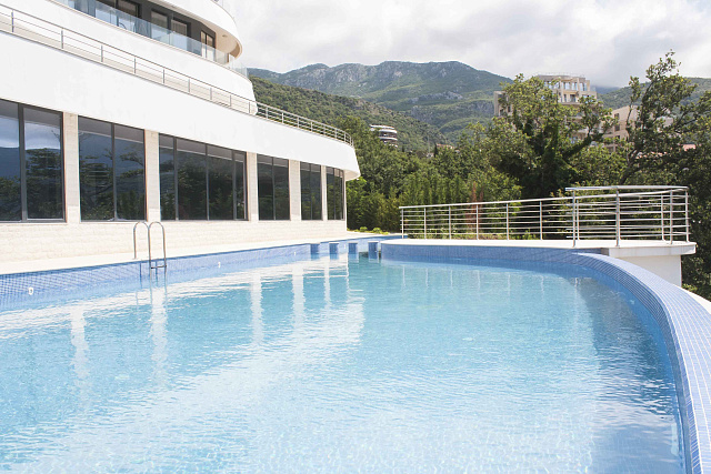 Luxuriöse Zwei-Zimmer-Wohnung mit großer Terrasse in Bečići
