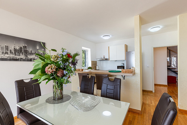 Geräumige Duplex-Wohnung mit Meerblick in Sveti Stefan — photo 4