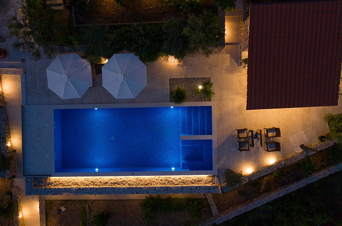 Luxuriöse Villa mit Panoramablick auf das Meer und Pool