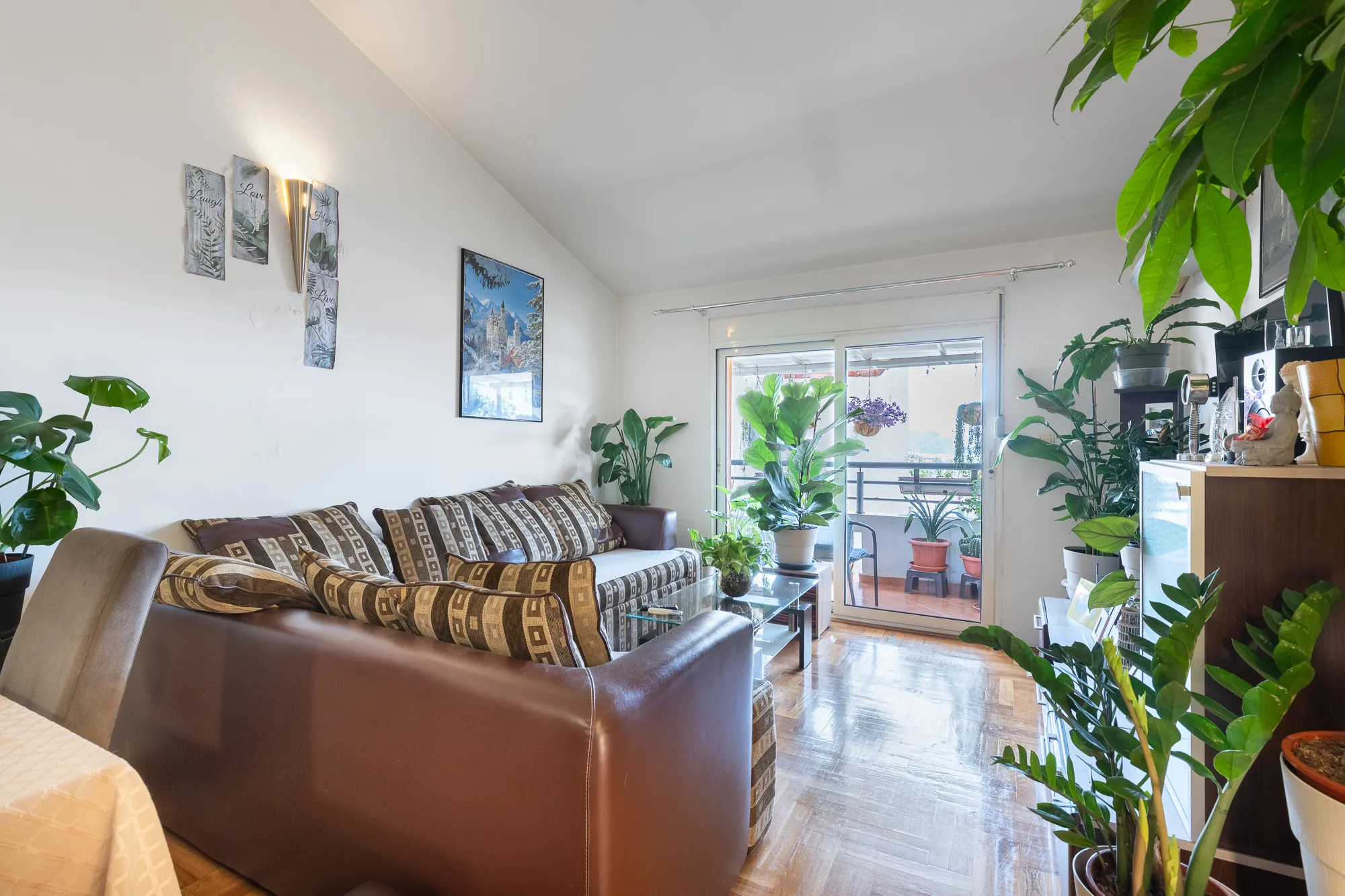Großzügige möblierte Wohnung mit Möglichkeit zum Ausbau einer Galerie und Meerblick in Budva