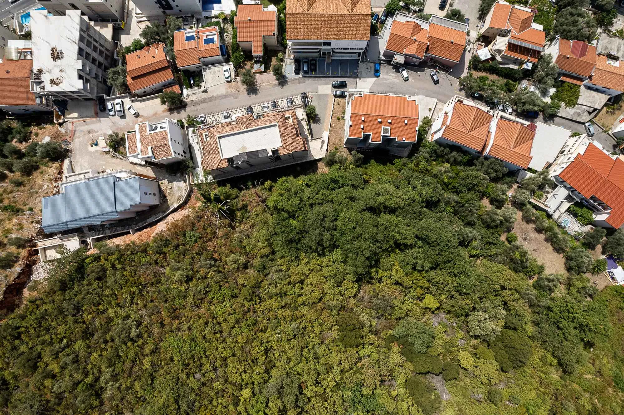 Schönes Grundstück in attraktiver Lage zwischen Budva und Sveti Stefan, mit Projektdokumentation.