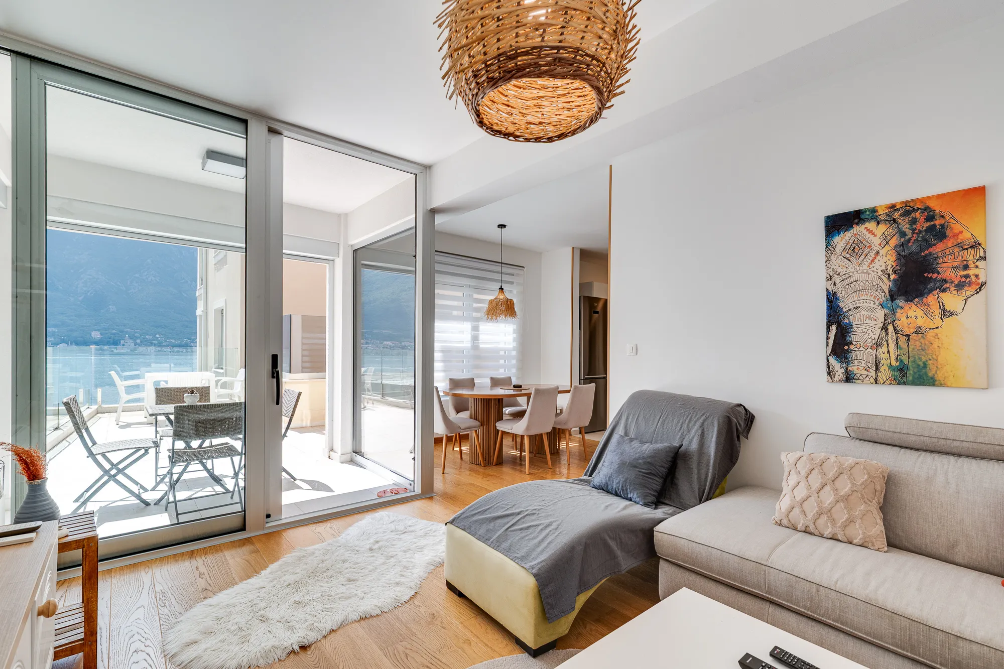 Attraktive 86 m² Wohnung in Dobrota – Große Terrasse, Meerblick, Garage & Abstellraum