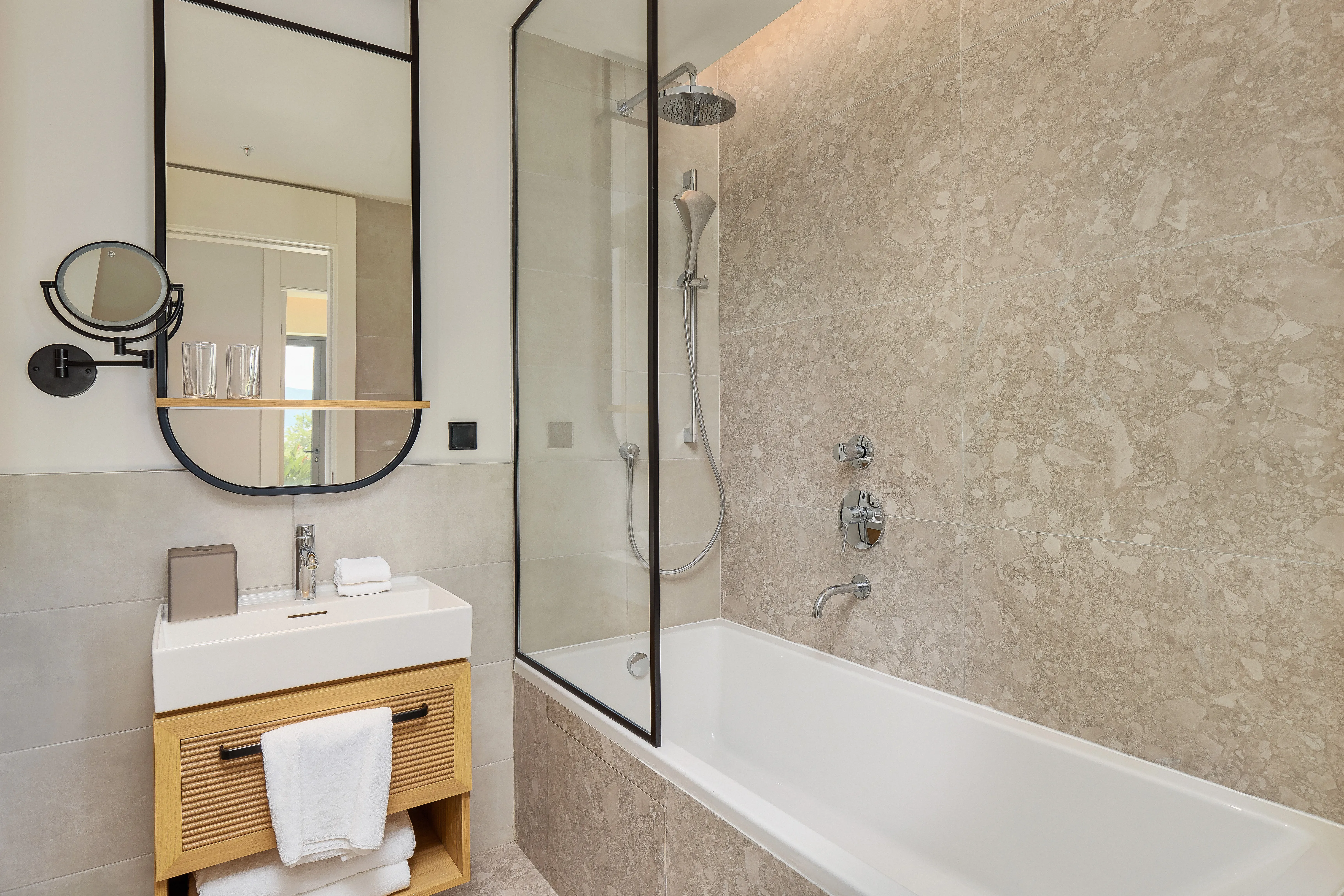 ZUM VERKAUF STEHT EINE LUXURIÖSE ZWEIZIMMERWOHNUNG, Tivat