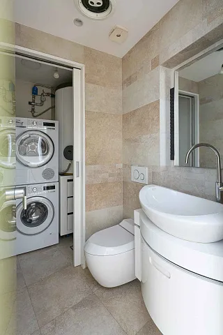 Luxuriöse Ein-Zimmer-Wohnung mit Designer-Innenraum — photo 18
