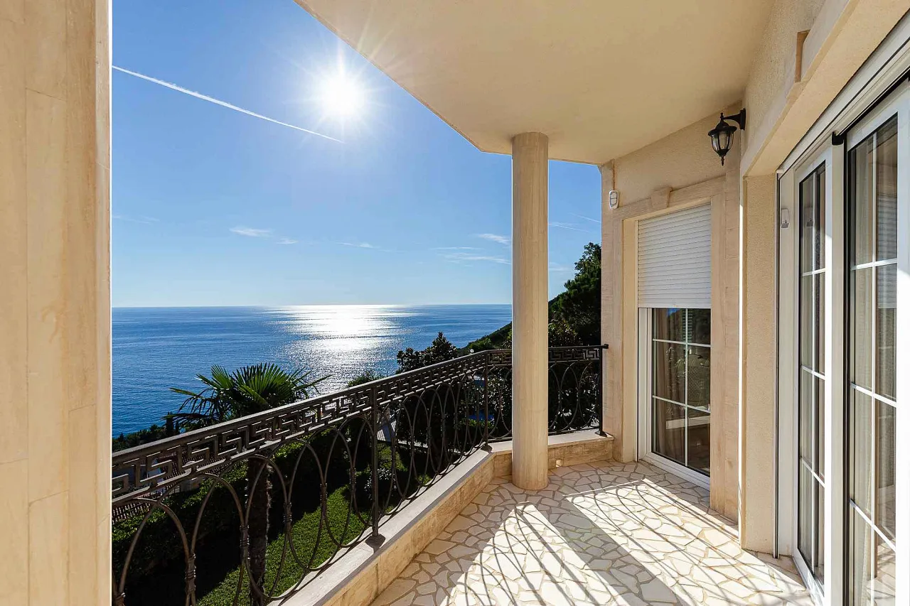 Eleganz und Gelassenheit in einer luxuriösen Villa mit Panoramablick auf das Meer.