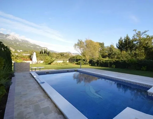 Großes Haus in Sutorina mit Swimmingpool und großem Garten