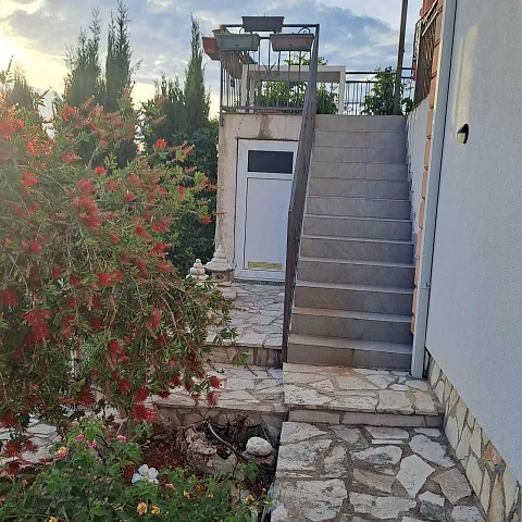 Ein dreistöckiges Haus in Dobre Vode — photo 42