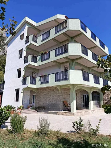 Haus mit drei Wohnungen in Zagrađe, Sutomore — 450 m² — photo 4