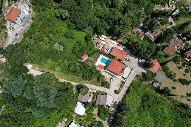 Zum Verkauf steht ein urbanisiertes Baugrundstück mit einer Gesamtfläche von 1.267 m²,