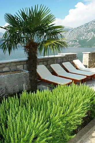 Вилла в бухте на первой линии