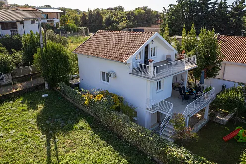 Green Area & Mountain Views: Your Dream Home