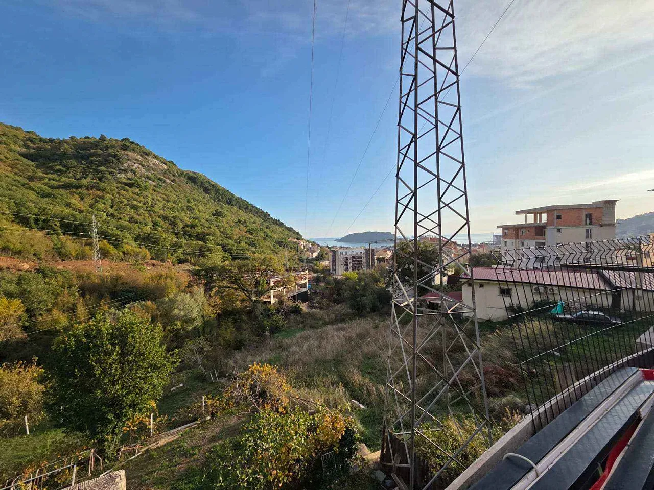 Urbanisiertes Grundstück mit Meerblick in Lazi / Podkošljun, Budva