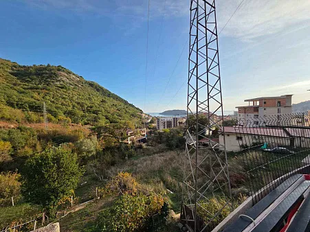 Urbanisiertes Grundstück mit Meerblick in Lazi / Podkošljun, Budva
