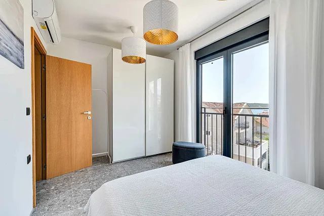 Moderne Drei-Zimmer-Wohnung im Zentrum von Tivat mit Meerblick