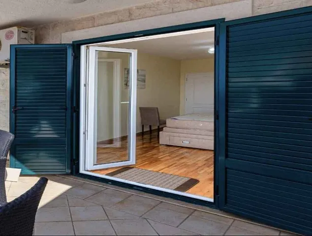 Geräumige Duplex-Wohnung mit Meerblick in Sveti Stefan — photo 38