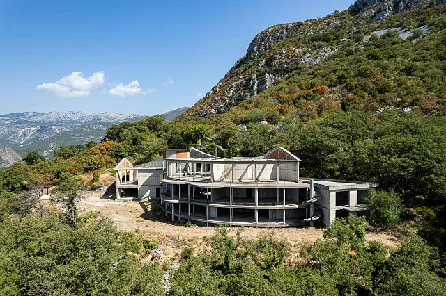 7.715 m² Grundstück mit Gebäuden und Rohbau nahe Sveti Stefan — photo 29